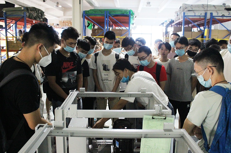 輕工業(yè)學院師生參觀